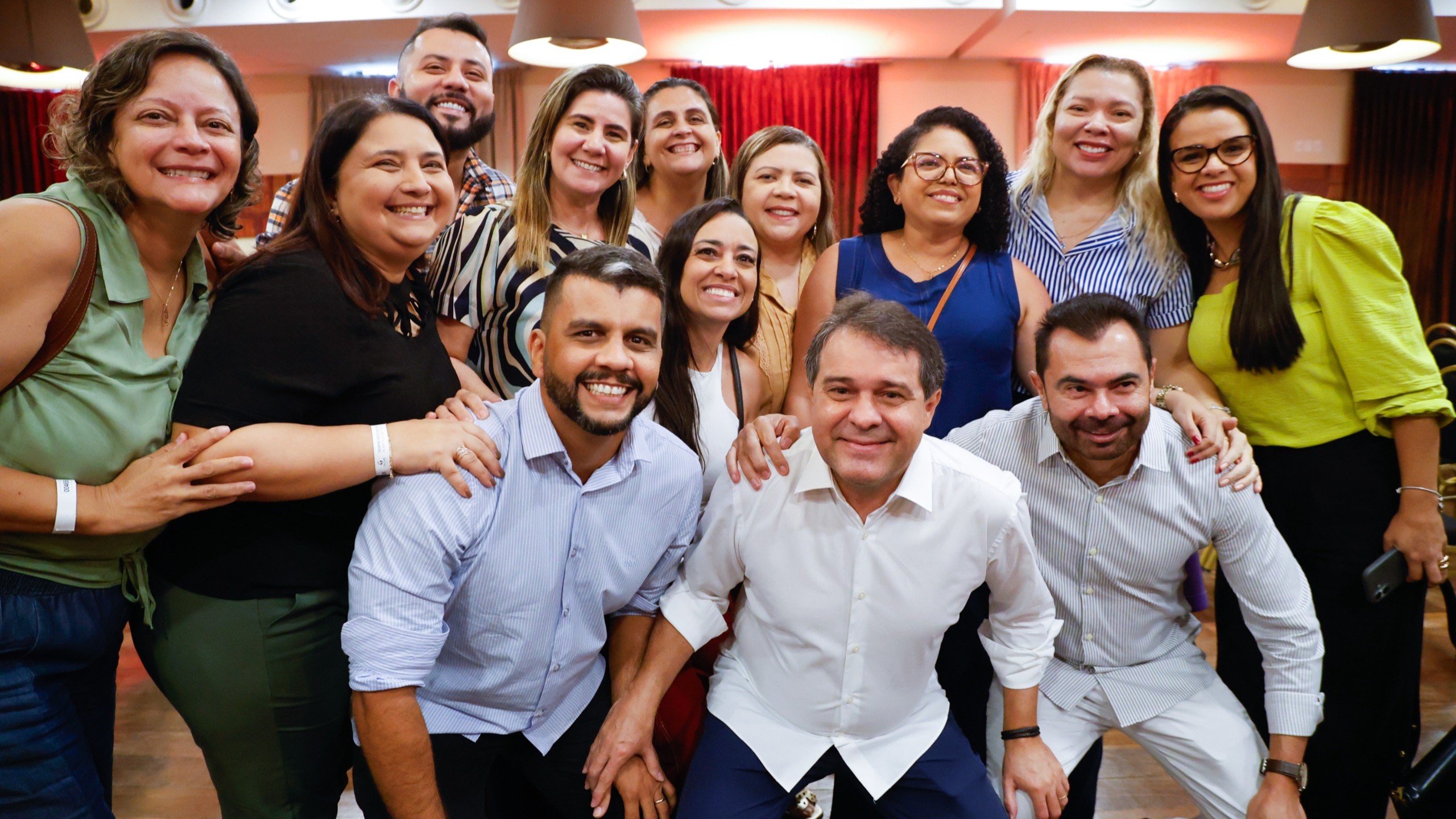 grupo de pessoas posa para a foto